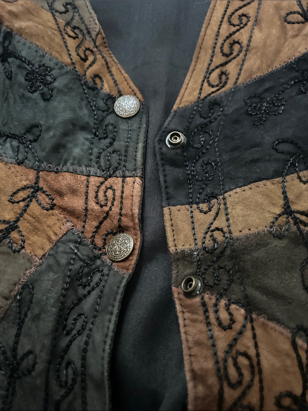 VTG Fashion Bug Patchwork Leather Vest Embroidered Floral Eclectic Grandma Y2K - Picture 11 of 14